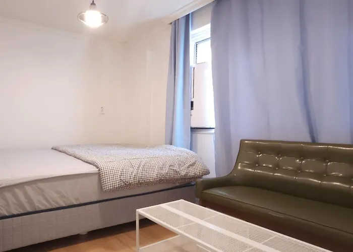 연지 아트하우스 White Linen House Apartment *