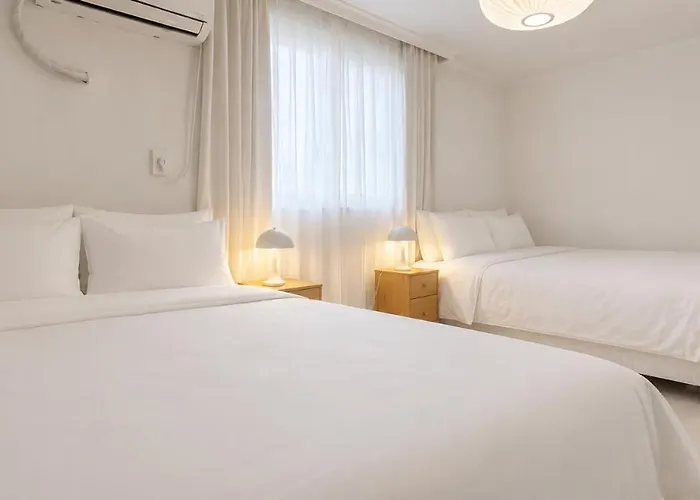 Apartment 연지 아트하우스 White Linen House