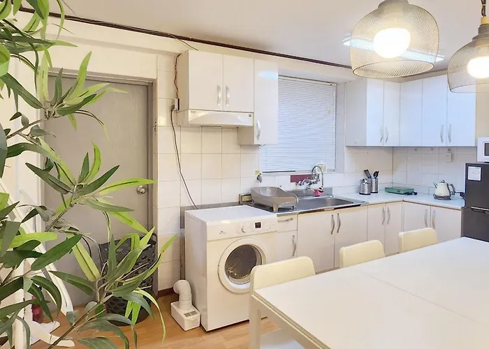Apartment 연지 아트하우스 White Linen House