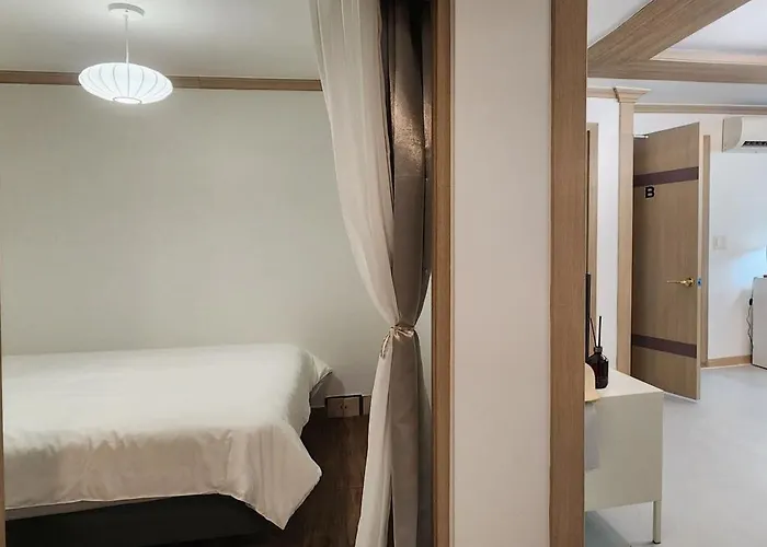 Apartment 연지 아트하우스 White Linen House *