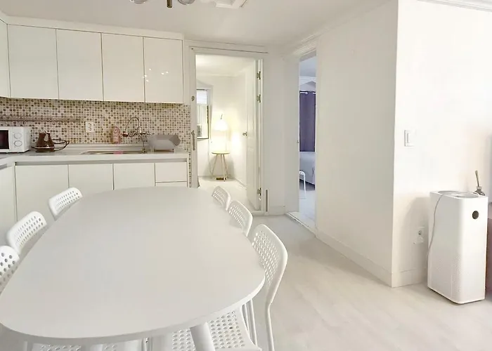 Apartment 연지 아트하우스 White Linen House *